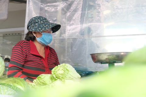 Tiểu thương chợ truyền thống TP.HCM niêm yết giá thực phẩm theo ngày - Ảnh 5. Tiểu thương chợ truyền thống TP.HCM niêm yết giá thực phẩm theo ngày - Ảnh 5.