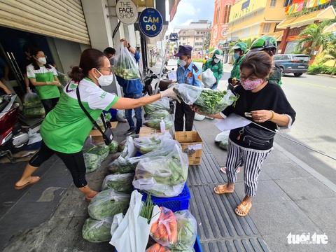 Cửa hàng mỹ phẩm, đồ trẻ em, nhà thuốc ra vỉa hè bán rau quả - Ảnh 1. Cửa hàng mỹ phẩm, đồ trẻ em, nhà thuốc ra vỉa hè bán rau quả - Ảnh 1.