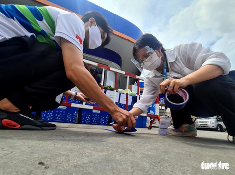 Cửa hàng mỹ phẩm, đồ trẻ em, nhà thuốc ra vỉa hè bán rau quả - Ảnh 3. Cửa hàng mỹ phẩm, đồ trẻ em, nhà thuốc ra vỉa hè bán rau quả - Ảnh 3.