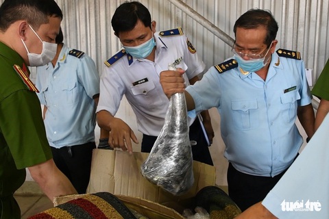 Đà Nẵng bắt giữ lô hàng nghi sừng tê giác và xương động vật hoang dã từ Nam Phi - Ảnh 2. Đà Nẵng bắt giữ lô hàng nghi sừng tê giác và xương động vật hoang dã từ Nam Phi - Ảnh 2.