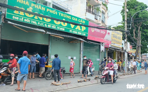 Tiểu thương chợ truyền thống TP.HCM niêm yết giá thực phẩm theo ngày - Ảnh 8. Tiểu thương chợ truyền thống TP.HCM niêm yết giá thực phẩm theo ngày - Ảnh 8.