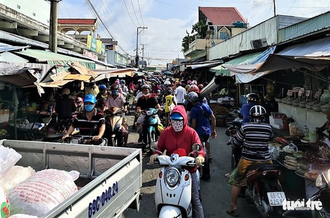 Dân mua hàng tăng đột biến trước giờ giãn cách, chủ tịch Cà Mau kêu gọi bình tĩnh - Ảnh 1. Dân mua hàng tăng đột biến trước giờ giãn cách, chủ tịch Cà Mau kêu gọi bình tĩnh - Ảnh 1.