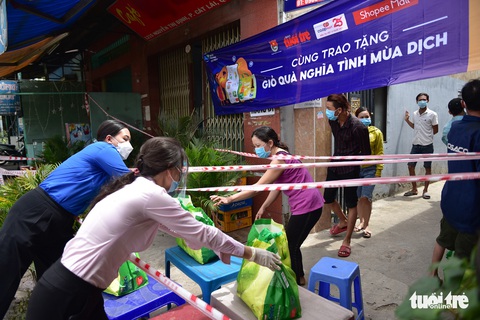 1.300 giỏ quà nghĩa tình trao đến tay người dân ở khu phong tỏa - Ảnh 4. 1.300 giỏ quà nghĩa tình trao đến tay người dân ở khu phong tỏa - Ảnh 4.