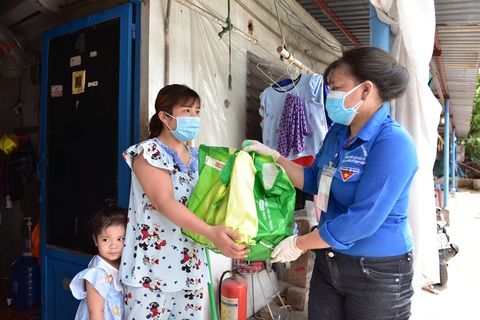 1.300 giỏ quà nghĩa tình trao đến tay người dân ở khu phong tỏa - Ảnh 5. 1.300 giỏ quà nghĩa tình trao đến tay người dân ở khu phong tỏa - Ảnh 5.