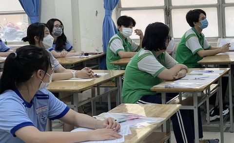 Chấm thi tốt nghiệp môn văn ở TP.HCM: Đã có bài thi 9,5 điểm - Ảnh 1. Chấm thi tốt nghiệp môn văn ở TP.HCM: Đã có bài thi 9,5 điểm - Ảnh 1.