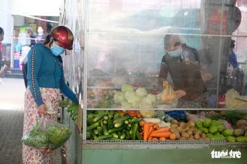 Tiểu thương chợ truyền thống TP.HCM niêm yết giá thực phẩm theo ngày - Ảnh 3. Tiểu thương chợ truyền thống TP.HCM niêm yết giá thực phẩm theo ngày - Ảnh 3.