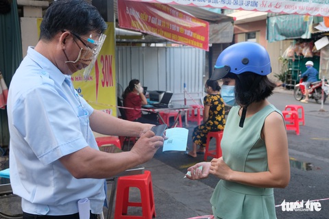 Tiểu thương chợ truyền thống TP.HCM niêm yết giá thực phẩm theo ngày - Ảnh 7. Tiểu thương chợ truyền thống TP.HCM niêm yết giá thực phẩm theo ngày - Ảnh 7.