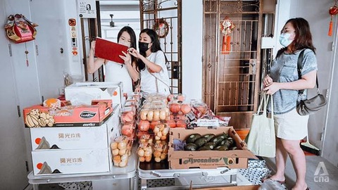 Giãn cách ở Singapore: Mua hàng chung ở chung cư, nhiều bên có lợi - Ảnh 1. Giãn cách ở Singapore: Mua hàng chung ở chung cư, nhiều bên có lợi - Ảnh 1.