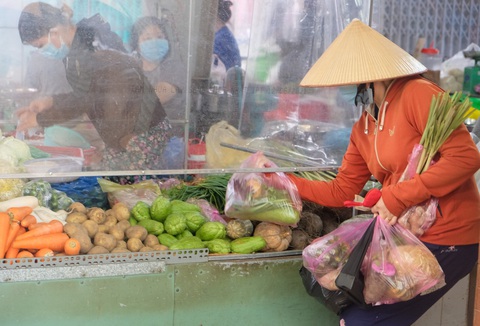 Chủ tịch UBND TP.HCM: Chợ quá đông có thể dời sạp ra ngoài, kẻ vạch để bán - Ảnh 4. Chủ tịch UBND TP.HCM: Chợ quá đông có thể dời sạp ra ngoài, kẻ vạch để bán - Ảnh 4.