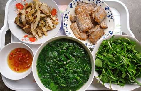 Cá hố muối sư, thịt xào cùi dừa, canh rau tập tàng - Hạnh phúc chẳng tìm đâu xa - Ảnh 1. Cá hố muối sư, thịt xào cùi dừa, canh rau tập tàng - Hạnh phúc chẳng tìm đâu xa - Ảnh 1.