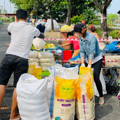 Cơm Sài Gòn ấm lòng mùa dịch, trao tận tay người khó khăn - Ảnh 3. Cơm Sài Gòn ấm lòng mùa dịch, trao tận tay người khó khăn - Ảnh 3.