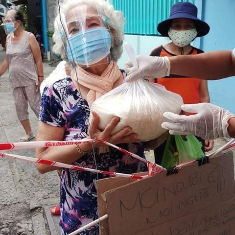 Cơm Sài Gòn ấm lòng mùa dịch, trao tận tay người khó khăn - Ảnh 2. Cơm Sài Gòn ấm lòng mùa dịch, trao tận tay người khó khăn - Ảnh 2.