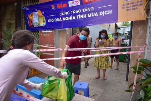 Giỏ quà nghĩa tình tặng người dân khu phong tỏa - Ảnh 1. Giỏ quà nghĩa tình tặng người dân khu phong tỏa - Ảnh 1.