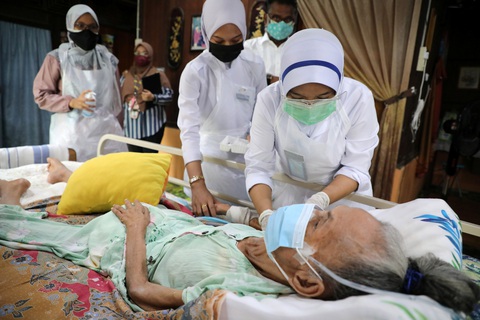 Singapore kêu gọi người già chưa tiêm vắc xin ở trong nhà - Ảnh 4. Singapore kêu gọi người già chưa tiêm vắc xin ở trong nhà - Ảnh 4.