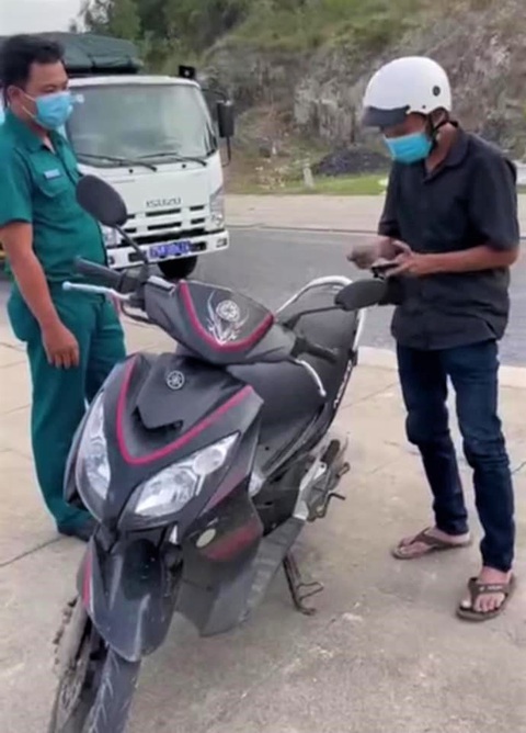 Chốt kiểm dịch nói bánh mì không phải lương thực bị chấn chỉnh - Ảnh 1. Chốt kiểm dịch nói bánh mì không phải lương thực bị chấn chỉnh - Ảnh 1.