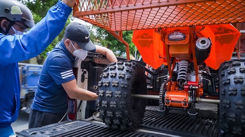 Chế tạo xe chống dịch mang thực phẩm đến với người dân phong tỏa - Ảnh 3. Chế tạo xe chống dịch mang thực phẩm đến với người dân phong tỏa - Ảnh 3.