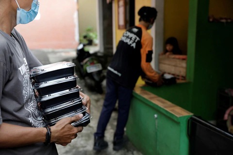 Indonesia phát thức ăn cho bệnh nhân COVID-19 cách ly tại nhà - Ảnh 1. Indonesia phát thức ăn cho bệnh nhân COVID-19 cách ly tại nhà - Ảnh 1.