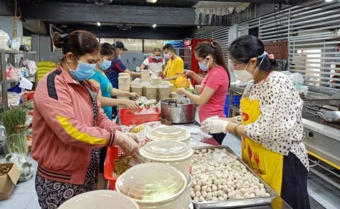 Bị phong tỏa, bệnh viện Kiên Giang kêu gọi góp tiền thay vì… suất ăn - Ảnh 2. Bị phong tỏa, bệnh viện Kiên Giang kêu gọi góp tiền thay vì… suất ăn - Ảnh 2.