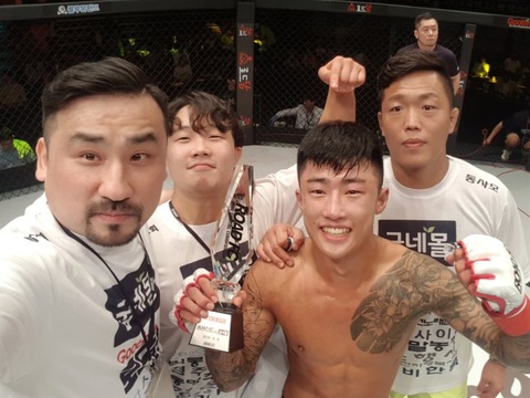 Cao thủ Hàn Quốc dùng võ jiu-jitsu cứu người phụ nữ thoát chết trước chó dữ - Ảnh 1. Cao thủ Hàn Quốc dùng võ jiu-jitsu cứu người phụ nữ thoát chết trước chó dữ - Ảnh 1.