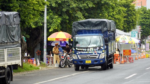 Vũng Tàu không cho đi làm bằng xe 2 bánh hay đi bộ, shipper phải có giấy xét nghiệm - Ảnh 1. Vũng Tàu không cho đi làm bằng xe 2 bánh hay đi bộ, shipper phải có giấy xét nghiệm - Ảnh 1.