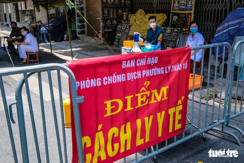 Hà Nội ngày đầu ở nhà: Có nơi người dân vẫn câu cá, đạp xe - Ảnh 4. Hà Nội ngày đầu ở nhà: Có nơi người dân vẫn câu cá, đạp xe - Ảnh 4.