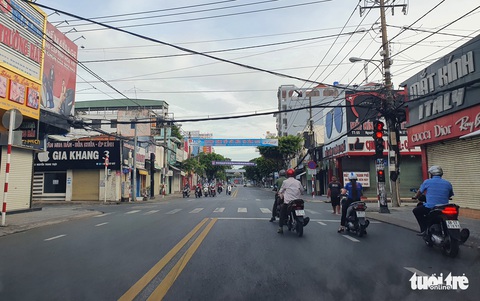 Miền Tây ngày đầu giãn cách: Chợ vẫn mở, người mua thưa thớt - Ảnh 2. Miền Tây ngày đầu giãn cách: Chợ vẫn mở, người mua thưa thớt - Ảnh 2.