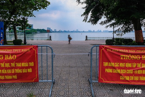 Hà Nội ngày đầu ở nhà: Có nơi người dân vẫn câu cá, đạp xe - Ảnh 7. Hà Nội ngày đầu ở nhà: Có nơi người dân vẫn câu cá, đạp xe - Ảnh 7.