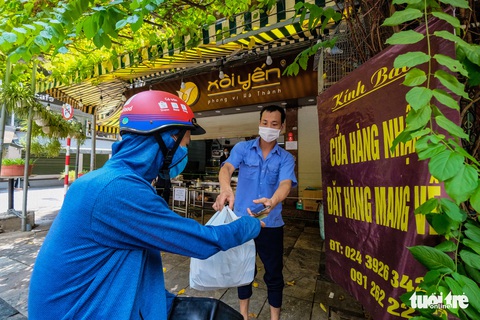 Hà Nội ngày đầu ở nhà: Có nơi người dân vẫn câu cá, đạp xe - Ảnh 6. Hà Nội ngày đầu ở nhà: Có nơi người dân vẫn câu cá, đạp xe - Ảnh 6.