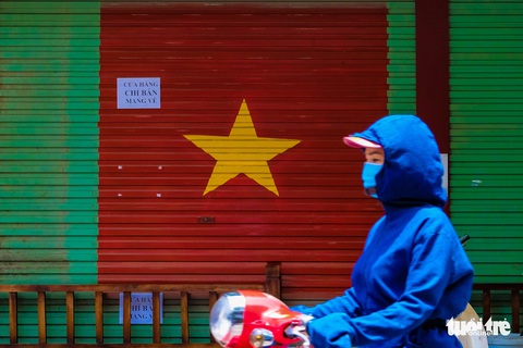 Hà Nội ngày đầu ở nhà: Có nơi người dân vẫn câu cá, đạp xe - Ảnh 1. Hà Nội ngày đầu ở nhà: Có nơi người dân vẫn câu cá, đạp xe - Ảnh 1.