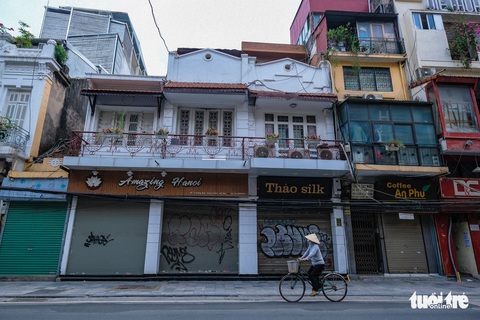 Hà Nội ngày đầu ở nhà: Có nơi người dân vẫn câu cá, đạp xe - Ảnh 5. Hà Nội ngày đầu ở nhà: Có nơi người dân vẫn câu cá, đạp xe - Ảnh 5.