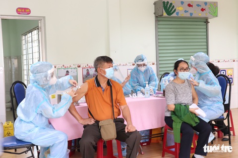 Sở Y tế TP.HCM đề xuất rút ngắn thời gian theo dõi sau tiêm vắc xin và xét nghiệm kiểm tra F0, F1 - Ảnh 1. Sở Y tế TP.HCM đề xuất rút ngắn thời gian theo dõi sau tiêm vắc xin và xét nghiệm kiểm tra F0, F1 - Ảnh 1.