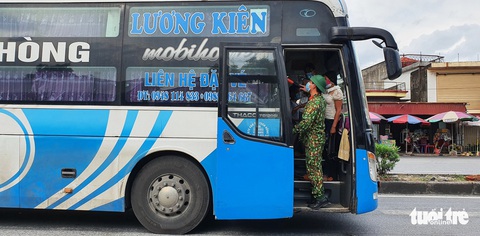 Tài xế ‘dài cổ’ chờ 3-4 tiếng sau khi Hải Phòng yêu cầu dán logo xe chở hàng hóa - Ảnh 5. Tài xế ‘dài cổ’ chờ 3-4 tiếng sau khi Hải Phòng yêu cầu dán logo xe chở hàng hóa - Ảnh 5.