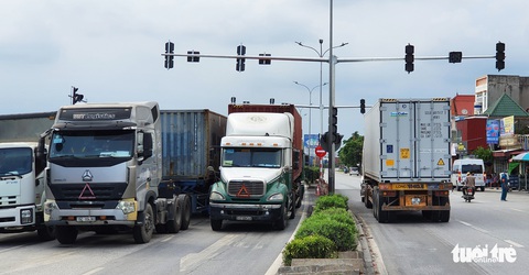 Tài xế ‘dài cổ’ chờ 3-4 tiếng sau khi Hải Phòng yêu cầu dán logo xe chở hàng hóa - Ảnh 4. Tài xế ‘dài cổ’ chờ 3-4 tiếng sau khi Hải Phòng yêu cầu dán logo xe chở hàng hóa - Ảnh 4.