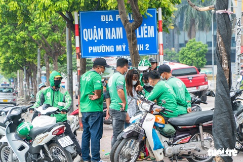 Hà Nội ngày đầu ở nhà: Có nơi người dân vẫn câu cá, đạp xe - Ảnh 8. Hà Nội ngày đầu ở nhà: Có nơi người dân vẫn câu cá, đạp xe - Ảnh 8.