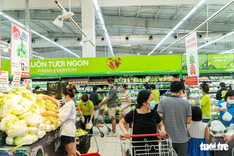 Hà Nội ngày đầu ở nhà: Có nơi người dân vẫn câu cá, đạp xe - Ảnh 12. Hà Nội ngày đầu ở nhà: Có nơi người dân vẫn câu cá, đạp xe - Ảnh 12.