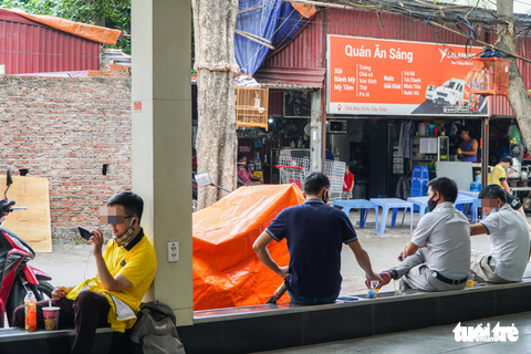 Hà Nội ngày đầu ở nhà: Có nơi người dân vẫn câu cá, đạp xe - Ảnh 3. Hà Nội ngày đầu ở nhà: Có nơi người dân vẫn câu cá, đạp xe - Ảnh 3.