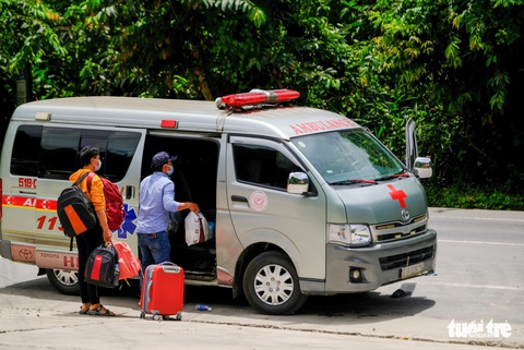Căng mình, chạy hết tốc lực giải tỏa xe ùn ứ ở cửa ngõ Lâm Đồng - Ảnh 8. Căng mình, chạy hết tốc lực giải tỏa xe ùn ứ ở cửa ngõ Lâm Đồng - Ảnh 8.