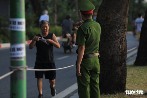 Hà Nội ngày đầu ở nhà: Có nơi người dân vẫn câu cá, đạp xe - Ảnh 2. Hà Nội ngày đầu ở nhà: Có nơi người dân vẫn câu cá, đạp xe - Ảnh 2.