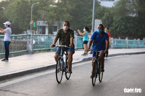 Hà Nội ngày đầu ở nhà: Có nơi người dân vẫn câu cá, đạp xe - Ảnh 10. Hà Nội ngày đầu ở nhà: Có nơi người dân vẫn câu cá, đạp xe - Ảnh 10.