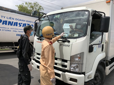 Đi lại 19 tỉnh thành phía Nam: Bỏ giấy thông hành nhưng sợ... thông lệ - Ảnh 1. Đi lại 19 tỉnh thành phía Nam: Bỏ giấy thông hành nhưng sợ... thông lệ - Ảnh 1.