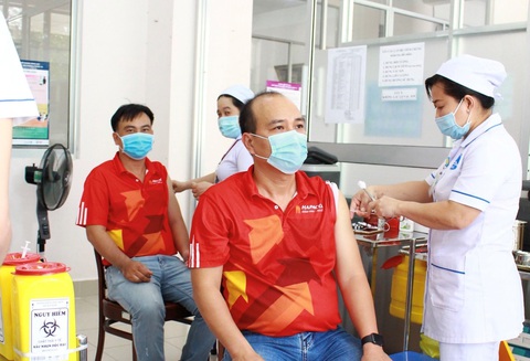 Chuẩn bị gì trước và sau khi tiêm vắc xin ngừa COVID-19? - Ảnh 1. Chuẩn bị gì trước và sau khi tiêm vắc xin ngừa COVID-19? - Ảnh 1.