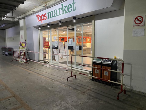 Siêu thị sầm uất Tops Market Thảo Điền bất ngờ bị giăng dây - Ảnh 1. Siêu thị sầm uất Tops Market Thảo Điền bất ngờ bị giăng dây - Ảnh 1.