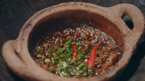 Khói Lam Chiều Mỹ Duyên luộc rau củ chấm kho quẹt, rất bắt cơm - Ảnh 3. Khói Lam Chiều Mỹ Duyên luộc rau củ chấm kho quẹt, rất bắt cơm - Ảnh 3.
