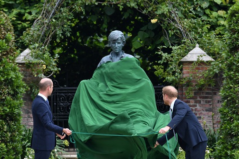 Hoàng tử Anh William và Harry cùng khánh thành tượng công nương Diana - Ảnh 2. Hoàng tử Anh William và Harry cùng khánh thành tượng công nương Diana - Ảnh 2.