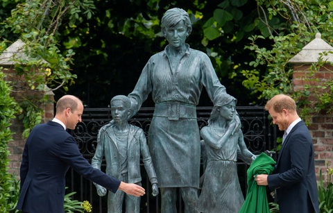 Hoàng tử Anh William và Harry cùng khánh thành tượng công nương Diana - Ảnh 1. Hoàng tử Anh William và Harry cùng khánh thành tượng công nương Diana - Ảnh 1.