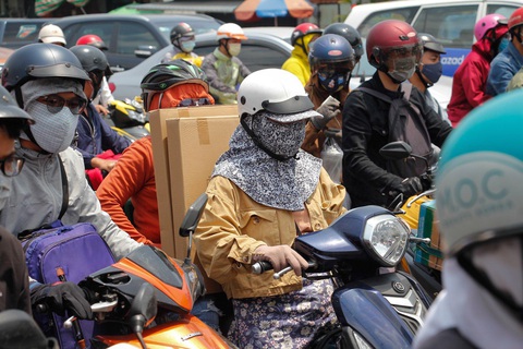 Miền Nam, TP.HCM giữa đợt ‘hạn bà chằn’, nắng rát da - Ảnh 1. Miền Nam, TP.HCM giữa đợt ‘hạn bà chằn’, nắng rát da - Ảnh 1.