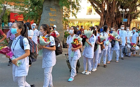 Đoàn y bác sĩ Khánh Hòa tăng cường đi dập dịch ở Phú Yên - Ảnh 1. Đoàn y bác sĩ Khánh Hòa tăng cường đi dập dịch ở Phú Yên - Ảnh 1.