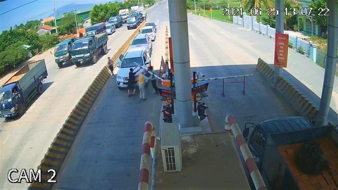 Xử phạt tài xế chạy ôtô ngược chiều, bẻ barie tại BOT Ninh Xuân - Ảnh 2. Xử phạt tài xế chạy ôtô ngược chiều, bẻ barie tại BOT Ninh Xuân - Ảnh 2.