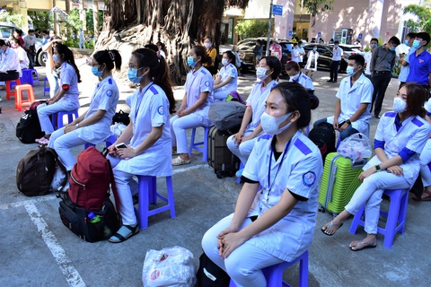 Đoàn y bác sĩ Khánh Hòa tăng cường đi dập dịch ở Phú Yên - Ảnh 2. Đoàn y bác sĩ Khánh Hòa tăng cường đi dập dịch ở Phú Yên - Ảnh 2.