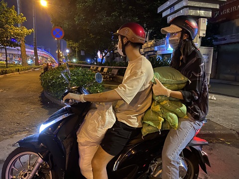 Hoa hậu Trần Tiểu Vy đi xe máy trao 3 tấn gạo cho người nghèo, người vô gia cư tại TP.HCM - Ảnh 1. Hoa hậu Trần Tiểu Vy đi xe máy trao 3 tấn gạo cho người nghèo, người vô gia cư tại TP.HCM - Ảnh 1.